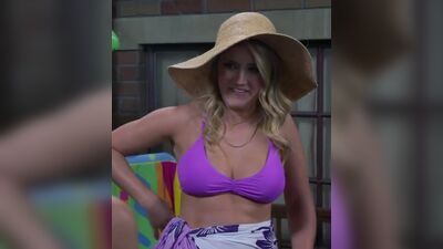 Emily Osment - Young  Hungry - Film nackt