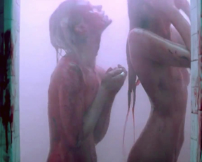 Abbey Lee Kershaw And Bella Heathcote Showering In Some Hawaiian Punch Juice, Totally Normal, Nothing Demented - Film nackt