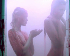 Abbey Lee Kershaw And Bella Heathcote Showering In Some Hawaiian Punch Juice, Totally Normal, Nothing Demented - Film nackt