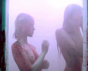Abbey Lee Kershaw And Bella Heathcote Showering In Some Hawaiian Punch Juice, Totally Normal, Nothing Demented - Film nackt