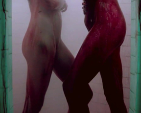 Abbey Lee Kershaw And Bella Heathcote Showering In Some Hawaiian Punch Juice, Totally Normal, Nothing Demented - Film nackt