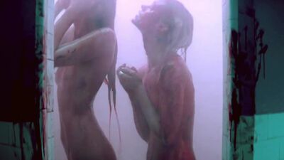 Abbey Lee Kershaw And Bella Heathcote Showering In Some Hawaiian Punch Juice, Totally Normal, Nothing Demented - Film nackt