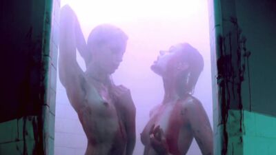 Abbey Lee Kershaw And Bella Heathcote Showering In Some Hawaiian Punch Juice, Totally Normal, Nothing Demented - Film nackt