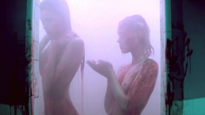 Abbey Lee Kershaw And Bella Heathcote Showering In Some Hawaiian Punch Juice, Totally Normal, Nothing Demented - Film nackt