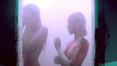 Abbey Lee Kershaw And Bella Heathcote Showering In Some Hawaiian Punch Juice, Totally Normal, Nothing Demented - Film nackt