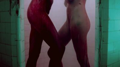 Abbey Lee Kershaw And Bella Heathcote Showering In Some Hawaiian Punch Juice, Totally Normal, Nothing Demented - Film nackt