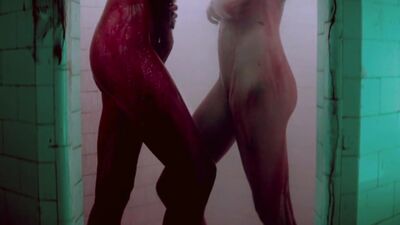 Abbey Lee Kershaw And Bella Heathcote Showering In Some Hawaiian Punch Juice, Totally Normal, Nothing Demented - Film nackt