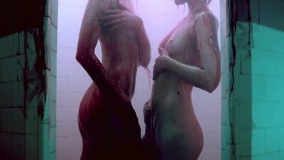 Abbey Lee Kershaw And Bella Heathcote Showering In Some Hawaiian Punch Juice, Totally Normal, Nothing Demented - Film nackt
