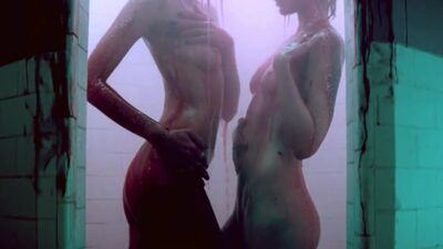 Abbey Lee Kershaw And Bella Heathcote Showering In Some Hawaiian Punch Juice, Totally Normal, Nothing Demented - Film nackt