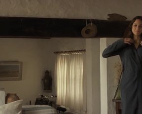 Marion Cotillard Takes Off Her Robe - Film nackt