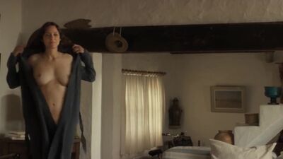 Marion Cotillard Takes Off Her Robe - Film nackt