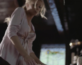 Charlotte McKinney's Plot In A Music Video - Film nackt