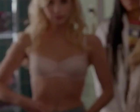 Emma Roberts Undressing - Film nackt