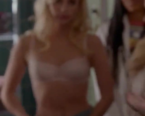 Emma Roberts Undressing - Film nackt