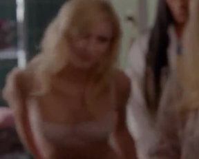 Emma Roberts Undressing - Film nackt