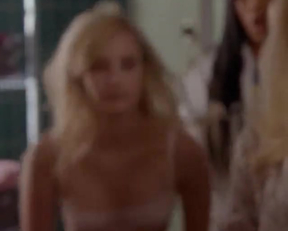 Emma Roberts Undressing - Film nackt