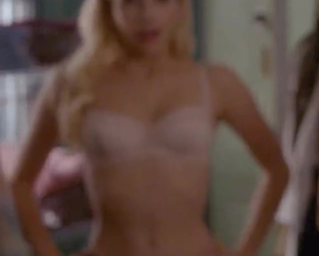 Emma Roberts Undressing - Film nackt