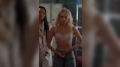 Emma Roberts Undressing - Film nackt