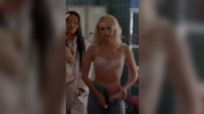 Emma Roberts Undressing - Film nackt