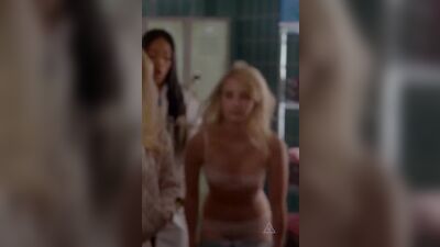 Emma Roberts Undressing - Film nackt