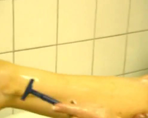 Julie Strain- Delta Delta Die - Film nackt