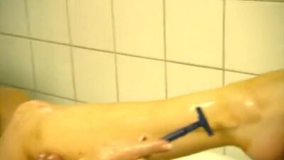 Julie Strain- Delta Delta Die - Film nackt