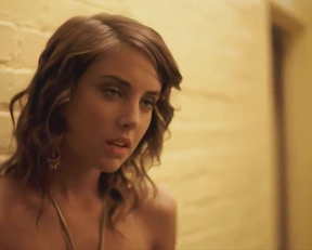 Heather Graham And Jessica Stroup Advance The Plot In A Hallway In Broken - Film nackt