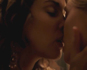 Heather Graham And Jessica Stroup Advance The Plot In A Hallway In Broken - Film nackt