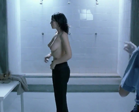 Monica Bellucci In Agents Secrets - Film nackt