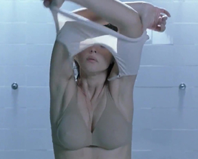 Monica Bellucci In Agents Secrets - Film nackt