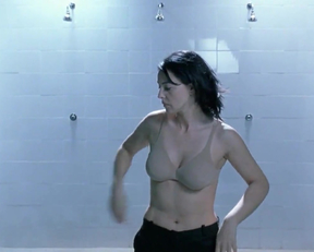 Monica Bellucci In Agents Secrets - Film nackt