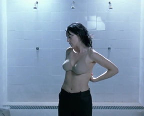 Monica Bellucci In Agents Secrets - Film nackt