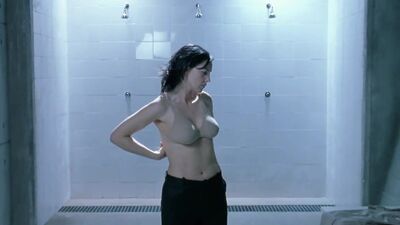 Monica Bellucci In Agents Secrets - Film nackt
