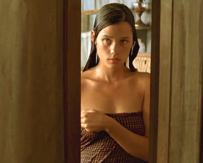 Astrid Berges-Frisbey - The Sea Wall - Film nackt