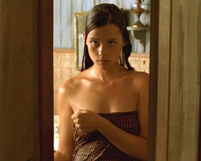 Astrid Berges-Frisbey - The Sea Wall - Film nackt