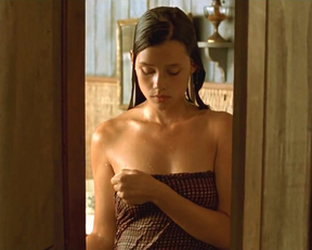 Astrid Berges-Frisbey - The Sea Wall - Film nackt