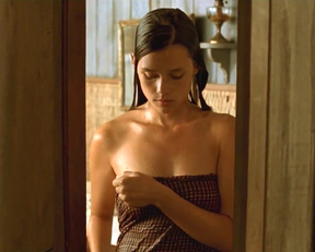 Astrid Berges-Frisbey - The Sea Wall - Film nackt