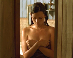 Astrid Berges-Frisbey - The Sea Wall - Film nackt