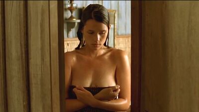 Astrid Berges-Frisbey - The Sea Wall - Film nackt