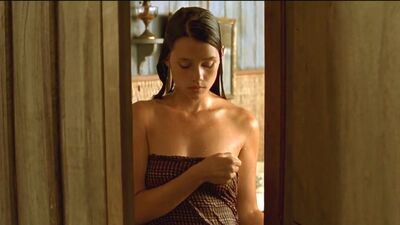Astrid Berges-Frisbey - The Sea Wall - Film nackt