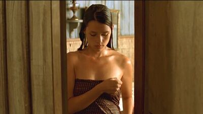 Astrid Berges-Frisbey - The Sea Wall - Film nackt
