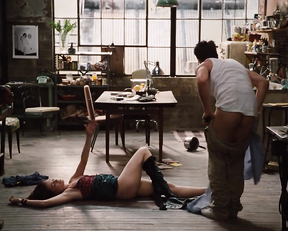 Anne Hathaway nude – Love and Other Drugs (2010)