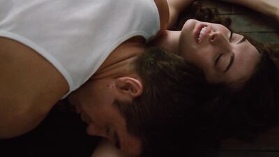 Anne Hathaway nude – Love and Other Drugs (2010)