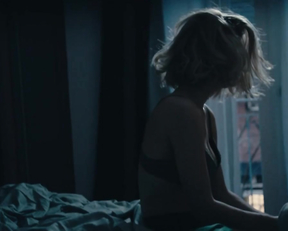 Marie Bach Hansen sex scene - En flirt (2019)