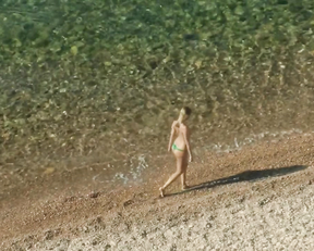 Mina Farid, Zahia Dehar - Une fille facile (2019)