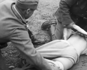 Denisa Pfauserova nude – Nabarvene ptace (2019)