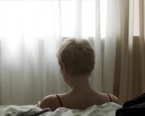 Nina Schwabe nude - Ein Fisch, der auf dem Rucken schwimmt (2020)