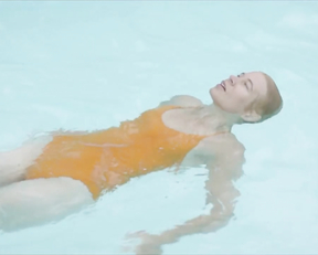 Nina Schwabe nude - Ein Fisch, der auf dem Rucken schwimmt (2020)