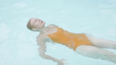 Nina Schwabe nude - Ein Fisch, der auf dem Rucken schwimmt (2020)