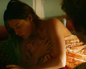 Adele Exarchopoulos naked - Revenir (2019)